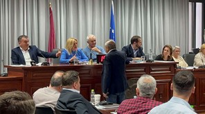 Πυρά κατά Μαμάκου στη Λάρισα για τη στάση που κράτησε στα Τρίκαλα για τον ΦΟΔΣΑ 